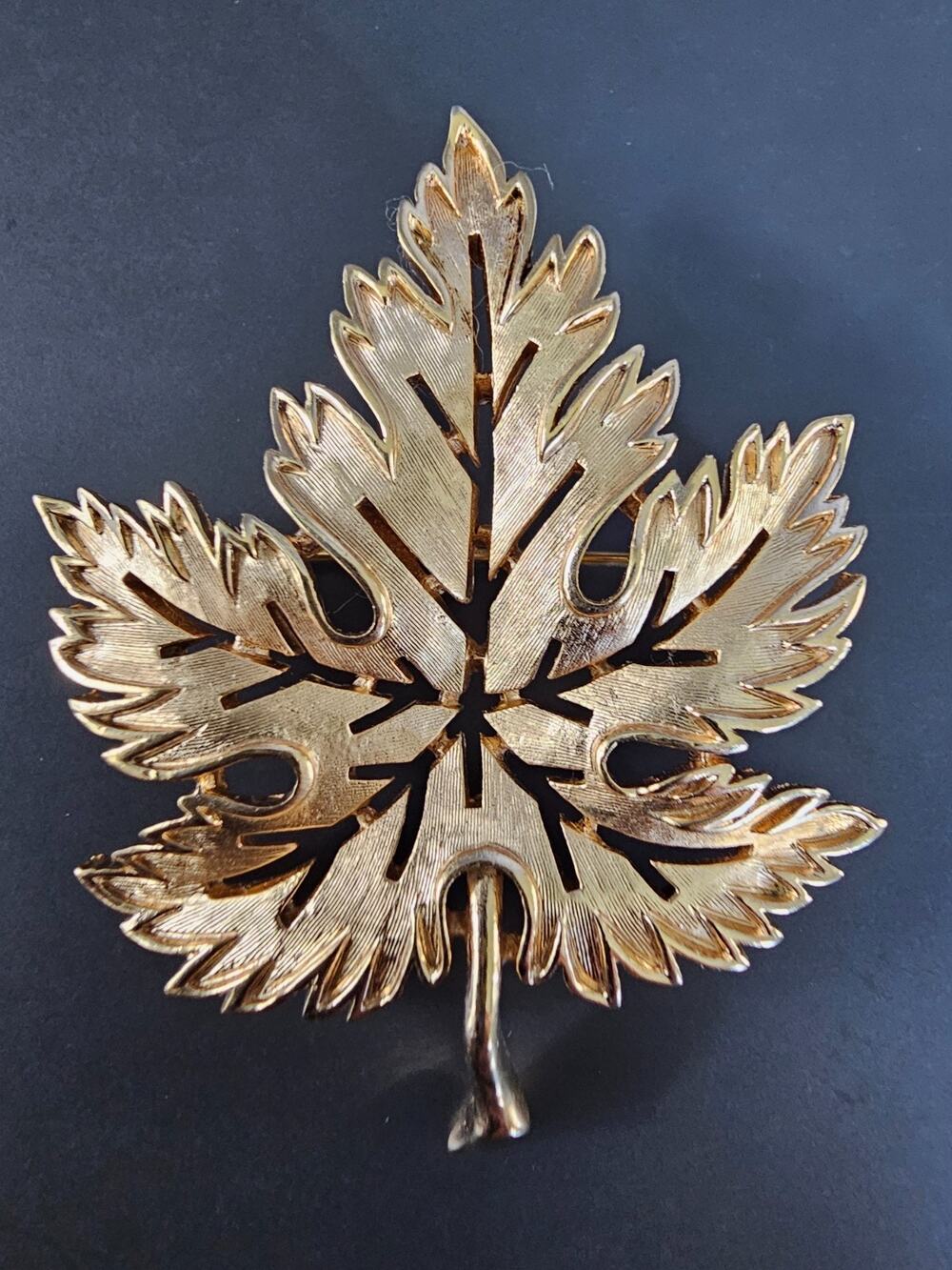 **Crown Trifari** VTG Autumn Maple Leaf Pierced Textured Gold Tone Brooch Pin